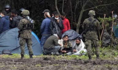 Polské bezpečností síly bránily v roce 2021 na hranicích s Běloruskem vstupu nelegálním migrantům. (ČTK/AP/Czarek Sokolowski)