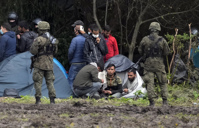Polské bezpečností síly bránily v roce 2021 na hranicích s Běloruskem vstupu nelegálním migrantům. (ČTK/AP/Czarek Sokolowski)