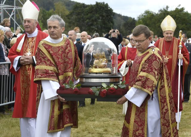 Na Tetíně byla během národní pouti vystavena lebka sv. Ludmily (18. září 2021) (ČTK/Říhová Michaela)