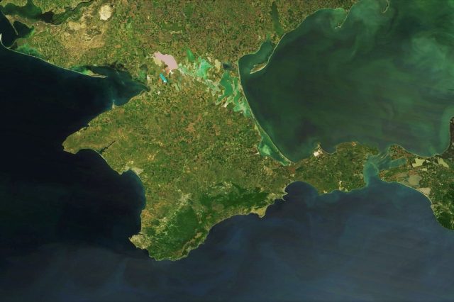 Satelitní snímek Krymského poloostrova (NASA (wikimedia commons))