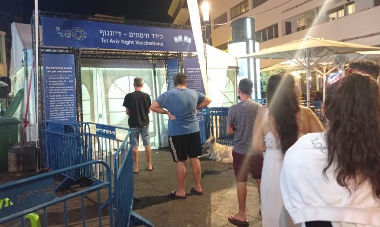 Noční očkování na náměstí Dizengoff v Tel avivu. (Keren Beinish, se svolením autorky.)