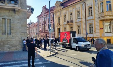 Incident při příjezdu Andreje Babiše před volební místnost v Lovosicích (Andrea Wolfová, se svolením autora)