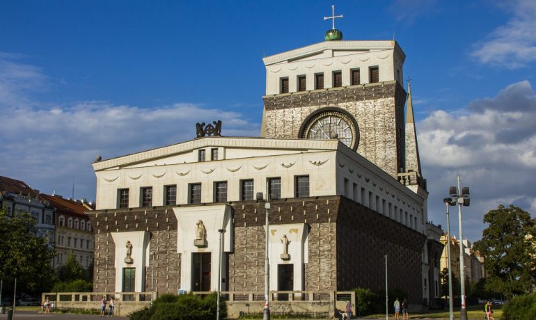 Kostel Nejsvětějšího srdce Páně na pražských Vinohradech (AdobeStock)