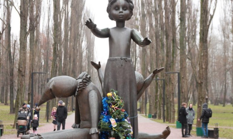 Památník dětí zavražděných německými nacisty v kyjevském Babím Jaru (wikimedia commons (kievvlast))