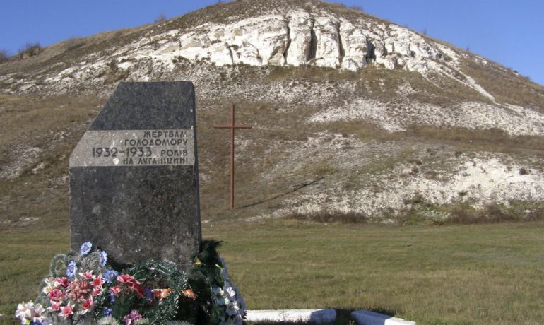 Památník obětí hladomoru (1932–1933) v Novoajdaru v ukrajinské Luhanské oblasti (Wikimedia Commons/ Qypchak)
