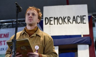 Mikuláš Minář hovoří na Staroměstském náměstí v Praze o obraně demokratických institucí (1. 3. 2020) (ČTK/Vondrouš Roman)