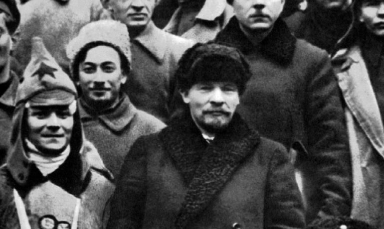 Lenin a Vorošilov mezi delegáty X. sjezdu bolševické strany RCP(b), kteří se účastnili potlačení kronštadtského povstání (březen 1921, Moskva). (wikimedia.commons.org/Public Domain)