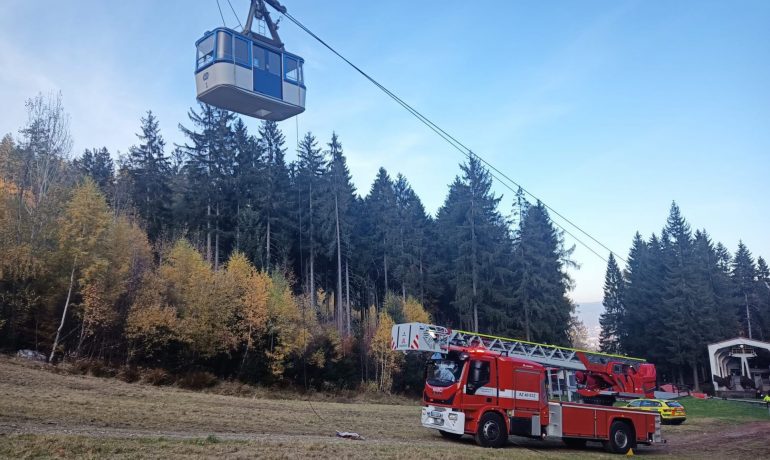 Hasiči zasahují u nehody lanovky na Ještědu v Liberci (HZS Libereckého kraje)