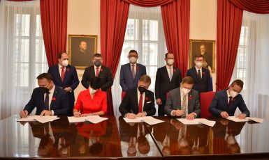 Podpis koaliční smlouvy mezi SPOLU a PirSTAN. (Zbyněk Pecák / se svolením autora)