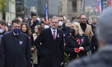 Petr Fiala s Janou Černochovou při oslavách 17. listopadu. (Zbyněk Pecák/se svolením autora)