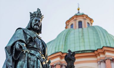 Socha Karla IV. na Křižovnickém náměstí u Karlova mostu na Starém Městě v Praze byla odhalena roku 1851 (ČTK/Štěrba Martin)