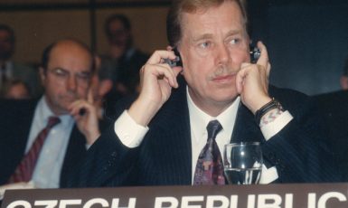 Český prezident Václav Havel na summitu Rady Evropy ve Vídni (8. 10. 1993) (ČTK/Kamaryt Michal)