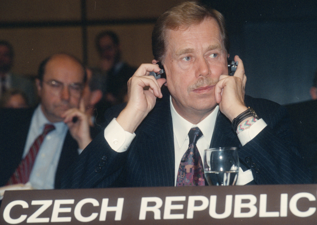 Český prezident Václav Havel na summitu Rady Evropy ve Vídni (8. 10. 1993) (ČTK/Kamaryt Michal)
