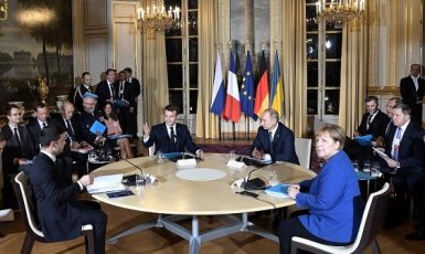 Zelenskyj, Macron, Putin a Merkelová během pařížského setkání v normandském formátu (2019) (wikimedia/kremlin.ru)
