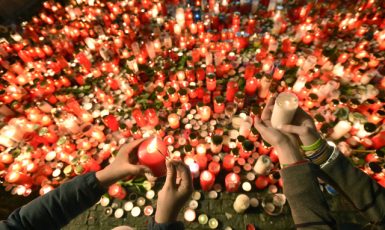 Světlo svíček u památníků 17. listopadu 1989 na Národní třídě v Praze (17. 11. 2019) (ČTK/Říhová Michaela)