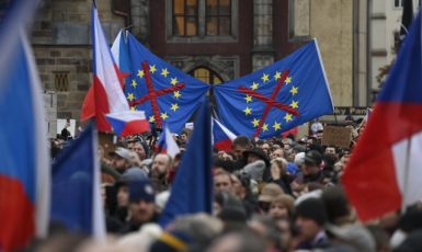 Demonstrace hnutí Otevřeme Česko-Chcípl pes na Staroměstském náměstí v Praze (17. 11. 2021) (ČTK/Deml Ondřej)
