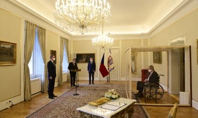 Prezident Miloš Zeman (vpravo) jmenoval 28. listopadu 2021 na zámku v Lánech předsedu ODS Petra Fialu (vlevo) do funkce předsedy vlády. (ČTK)
