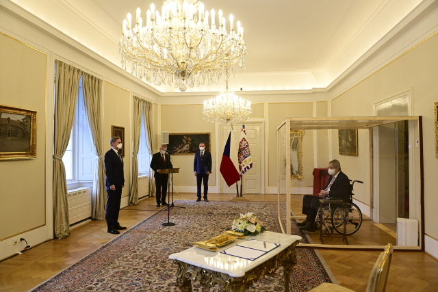 Prezident Miloš Zeman (vpravo) jmenoval 28. listopadu 2021 na zámku v Lánech předsedu ODS Petra Fialu (vlevo) do funkce předsedy vlády. (ČTK)