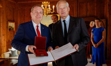 Rektor Univerzity Karlovy Tomáš Zima předal medaili vládnoucímu lichtenštejnskému knížeti Hansi Adamovi II. (Schloss Vaduz – Eddy Risch / se souhlasem)