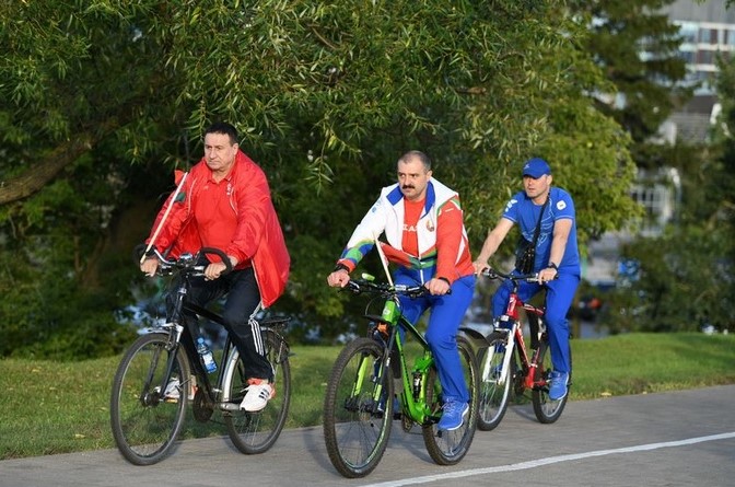 Vladimir Bazanov a „prezidentský syn“ Viktor Lukašenko – cyklojízda na podporu Alexandra Lukašenka (2020) (BSSF/Belarus)
