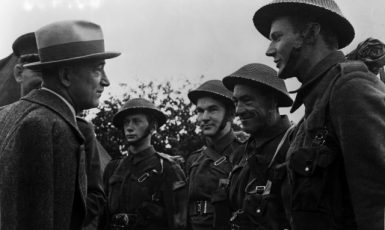 Edvard Beneš s československými vojáky ve Velké Británii – Jan Smudek stojí zcela vpravo (ČTK)