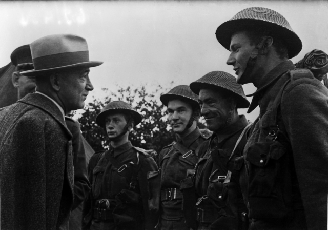 Edvard Beneš s československými vojáky ve Velké Británii – Jan Smudek stojí zcela vpravo (ČTK)