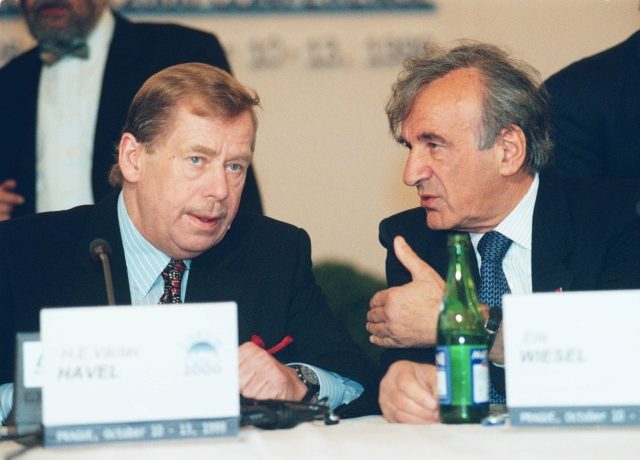 Václav Havel a Elie Wiesel na konferenci FORUM 2000 v Praze (11. 10. 1999) (ČTK/Zbyněk Stanislav)
