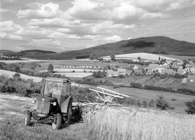 Žně pod Blaníkem v srpnu 1962 – traktorista Karel Žížala z JZD Louňovice dokončuje sečení žita (ČTK/Lomoz Viktor)