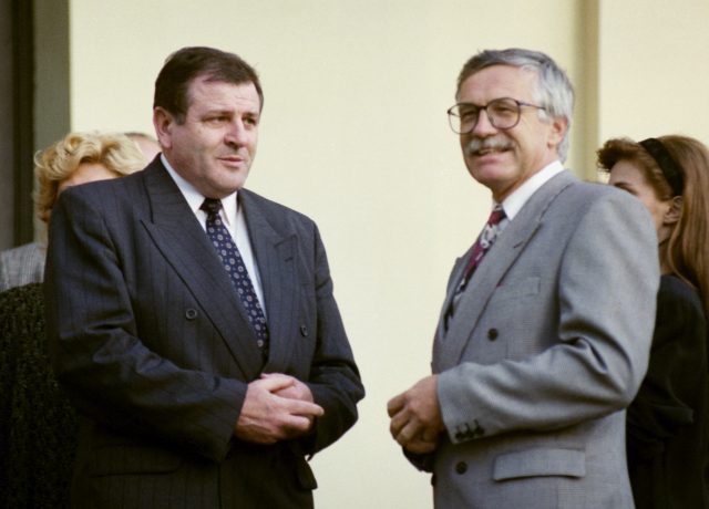 Vladimír Mečiar a Václav Klaus jednají o rozdělení Československa na zámku v Kolodějích (10. 10. 1992) (ČTK/Hejzlar Jaroslav)