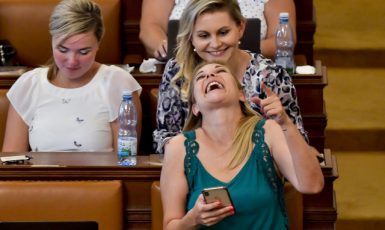 Bývalá poslankyně Barbora Kořanová (ANO) při bujarém smíchu na schůzi poslanecké sněmovny (ČTK/Šimánek Vít)