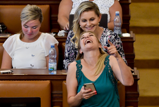 Bývalá poslankyně Barbora Kořanová (ANO) při bujarém smíchu na schůzi poslanecké sněmovny (ČTK/Šimánek Vít)