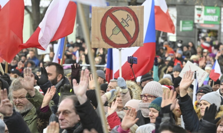 Demonstrace proti povinnému očkování na Václavském náměstí v Praze (12. 12. 2021) (ČTK/Šimánek Vít)