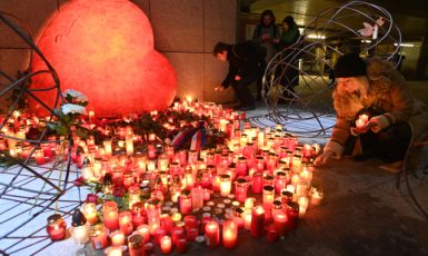 Lidé zapalovali 18. prosince 2021 svíčky pro bývalého prezidenta Václava Havla k 10. výročí jeho úmrtí u instalace sochaře Kurta Gebauera na náměstí Václava Havla v Praze. (ČTK/Kamaryt Michal)