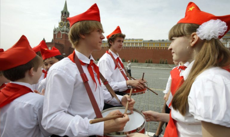 Na Rudém náměstí v Moskvě proběhlo slavnostní uvedení do řad mladých pionýrů. Účastníci u mauzolea Vladimíra Iljiče Lenina na Rudém náměstí v Moskvě v roce 2010. (commons.wikimedia.org/Ruslan Krivobok/CC BY-SA 3.0)