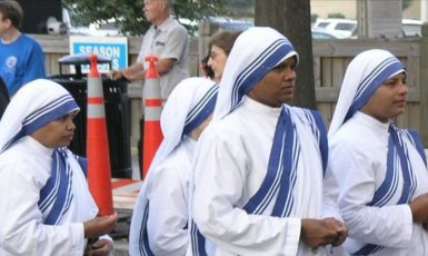Sestry patřící k Misionářkám lásky v tradičním bílém oděvu sárí s modrým lemem. (commons.wikimedia.org/Fennec - Own work/Public Domain)