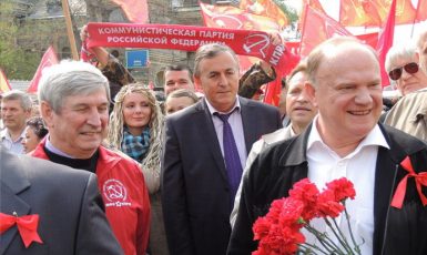 Lídr Komunistické strany Ruské federace Gennadij Zjuganov (vpravo) na mítinku v Moskvě 1. května 2012. (commons.wikimedia.org/Bogomolov.PL/CC BY-SA 3.0)