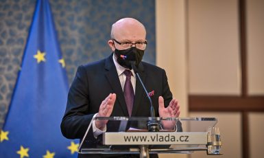 Ministr zdravotnictví Vlastimil Válek byl ústřední postavou tiskové konference (Úřad vlády ČR)