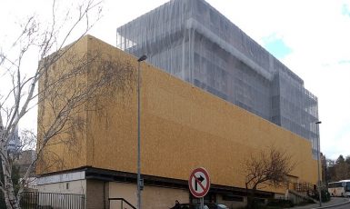 Rekonstrukce skončila, budova ÚSTR je zakryta a nikdo neví, co se bude dít dál. (Kazimír Zádrhel, Wikimedia, CC BY-SA 4.0)