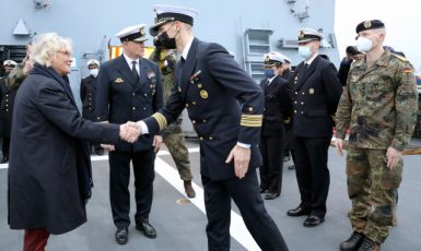 Vrchní velitel německého námořnictva Kay-Achim Schönbach s nastupující ministryní obrany Christine Lambrecht (ČTK/DPA/Bernd Wüstneck)