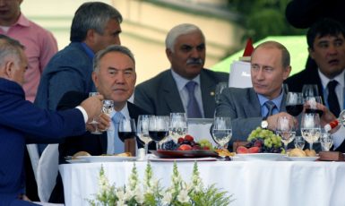 Někdejší prezident Kazachstánu Nursultan Nazarbajev u Vladimira Putina v Moskvě (2006) (ČTK/AP/MIKHAIL METZEL)