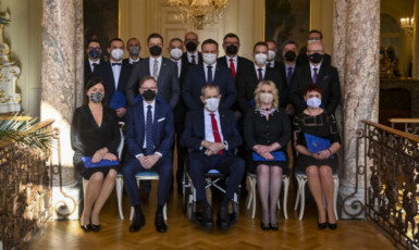 Prezident Miloš Zeman (v první řadě uprostřed) při společném fotografování s novými členy vlády, které jmenoval 17. prosince 2021. (ČTK)