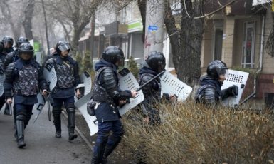Pořádková policie blokuje demonstranty během protestu v kazašském městě Almaty ve středu 5. ledna 2022. (ČTK/ (AP Photo/Vladimir Tretyakov))