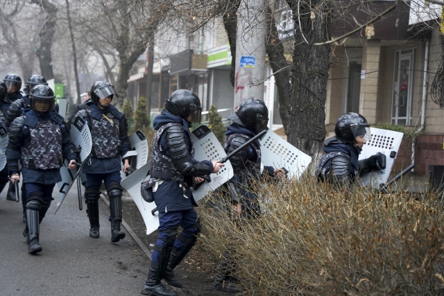 Pořádková policie blokuje demonstranty během protestu v kazašském městě Almaty ve středu 5. ledna 2022. (ČTK/ (AP Photo/Vladimir Tretyakov))