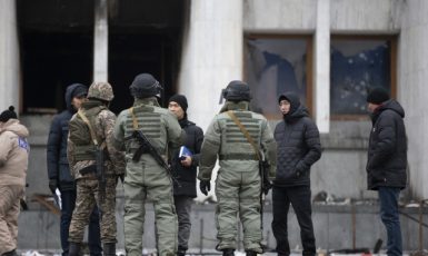 Vojáci kontrolují občany v největším kazašském městě Almaty, centru protivládních protestů (10. 1. 2021) (ČTK/AP/Vasily Krestyaninov)