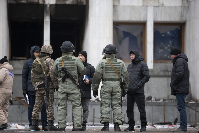Vojáci kontrolují občany v největším kazašském městě Almaty, centru protivládních protestů (10. 1. 2021) (ČTK/AP/Vasily Krestyaninov)