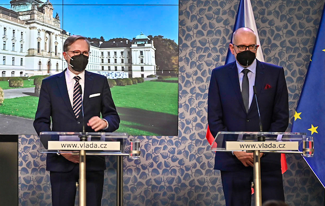 Petr Fiala a Mikuláš Bek (Úřad vlády / se souhlasem)