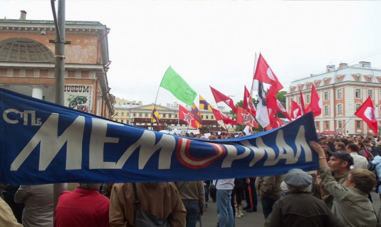 Zástupci Memorialu mezi účastníky tzv. "Pochodu miliónů" v Moskvě, který se konal 12. 6. 2012 pod heslem "Za Rusko bez Putina!" jako protest proti výsledkům prezidentských voleb. (commons.wikimedia.org/CC BY-SA 3.0)
