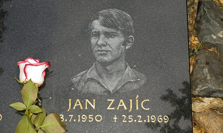 Pamětní deska Jana Zajíce poblíže pomníku sv. Václava na Václavském náměstí v Praze (Luděk Kovář / Wikimedia Commons / CC BY-SA 3.0)