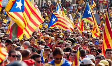 Masové demonstrace na podporu nezávislosti Katalánska v centru Barcelony patřily ještě nedávno ke koloritu tzv. katalanistického hnutí (2018) (Profimedia)