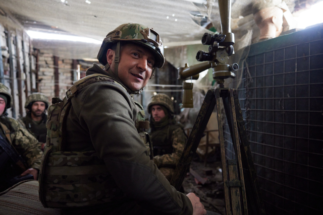 Ukrajinský prezident Volodymyr Zelenskyj stojí v čele bojující Ukrajiny (ČTK/ZUMA/Ukrainian President's Office)